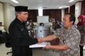Penyerahan LHP Kepada Bupati Aceh Tengah pada tanggal 20 Juli 2011 oleh Ka.Sub Auditorat Aceh I Syamsuddin