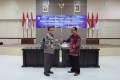 Bapak Maman Abdulrachman selaku Kepala Perwakilan yang baru memberikan kenang-kenangan  kepada Bapak Arif Agus pada acara Serah Terima Jabatan Kepala Perwakilan Provinsi Aceh, yang dilaksanakan di auditorium Kantor BPK RI Perwakilan Provinsi Aceh, pada tanggal 13 Juli 2012